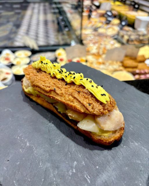 Eclair de Saint-Jacques, fondue de poireaux, sauce acidulée