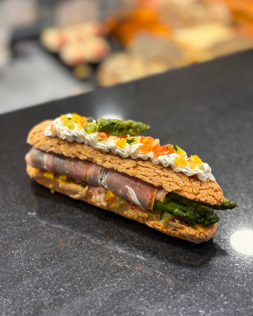Eclair aux asperges vertes et jambon cru