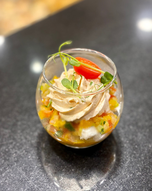 Tartare de légumes croquants et mousse de chèvre