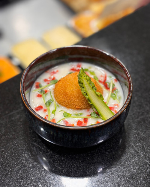 Oeuf mollet frit, crème d'asperges et chorizo