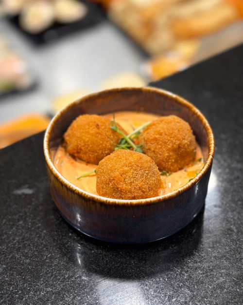 Cassolette de cromesquis au pulled pork et crème de poivron rouge